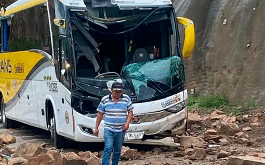 Una persona perdió la vida en incidente de caída de rocas que afectó al bus en que viajaba.
