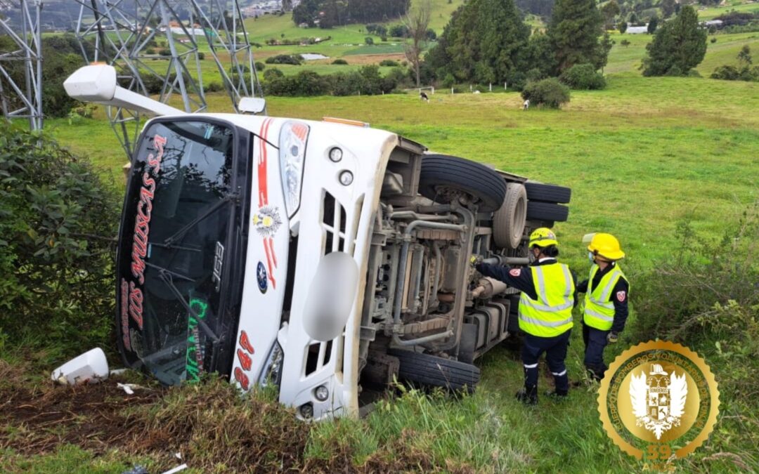 Sin lesionados, un bus se vuelca en la vía  Motavita – Arcabuco