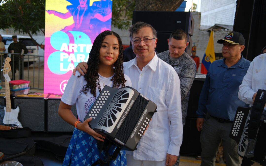 Presidente Petro entregó instrumentos del programa “Artes para la Paz” en Santa Marta