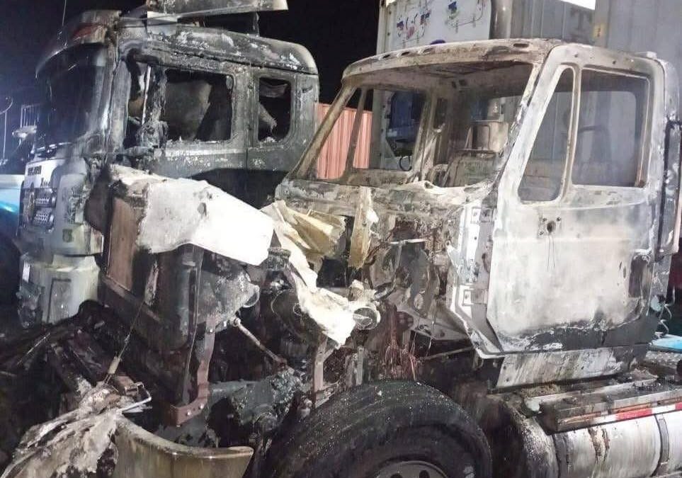 Ola de violencia sacude la vía Cali–Buenaventura: seis tractomulas quemadas y un conductor herido