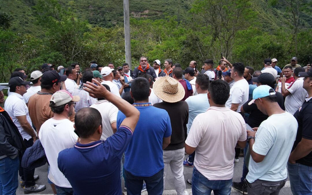 Levantan bloqueos en la vía al llano